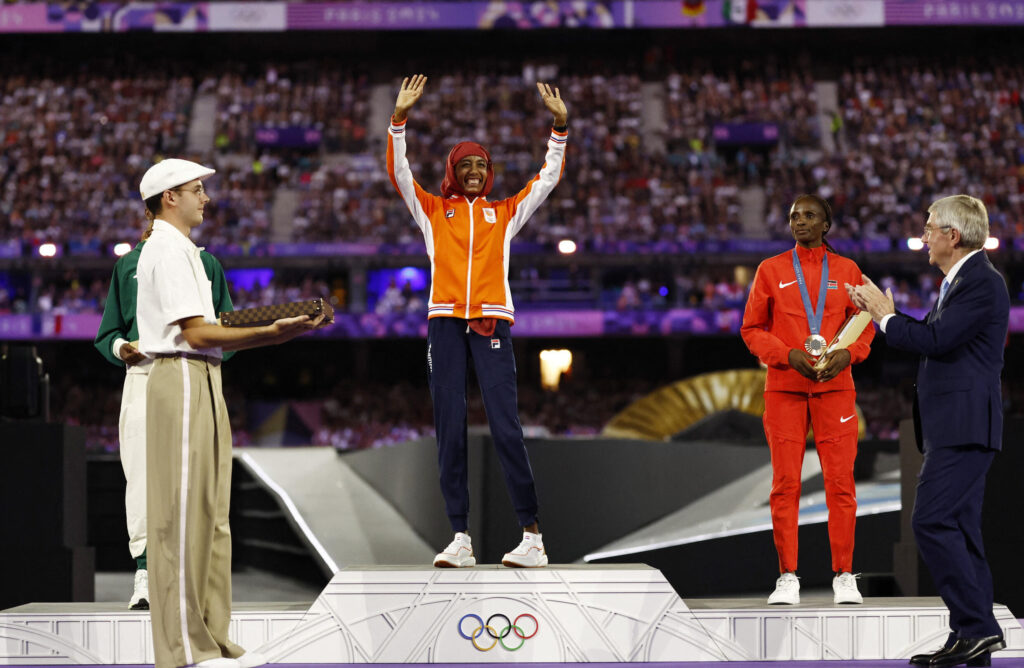 Las ganadoras de la prueba de maratón reciben sus medallas en el Estadio de Francia. © Gonzalo Fuentes / Reuters