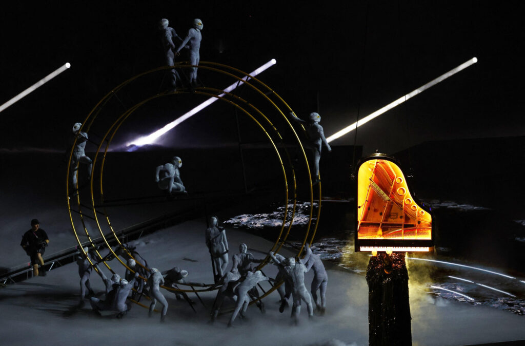 El compositor Alain Roche al piano acompaña al cantante de ópera Benjamin Bernheim, que interpreta L’Hymne d’Apollon, una canción de la antigua Grecia. REUTERS – Sarah Meyssonnier