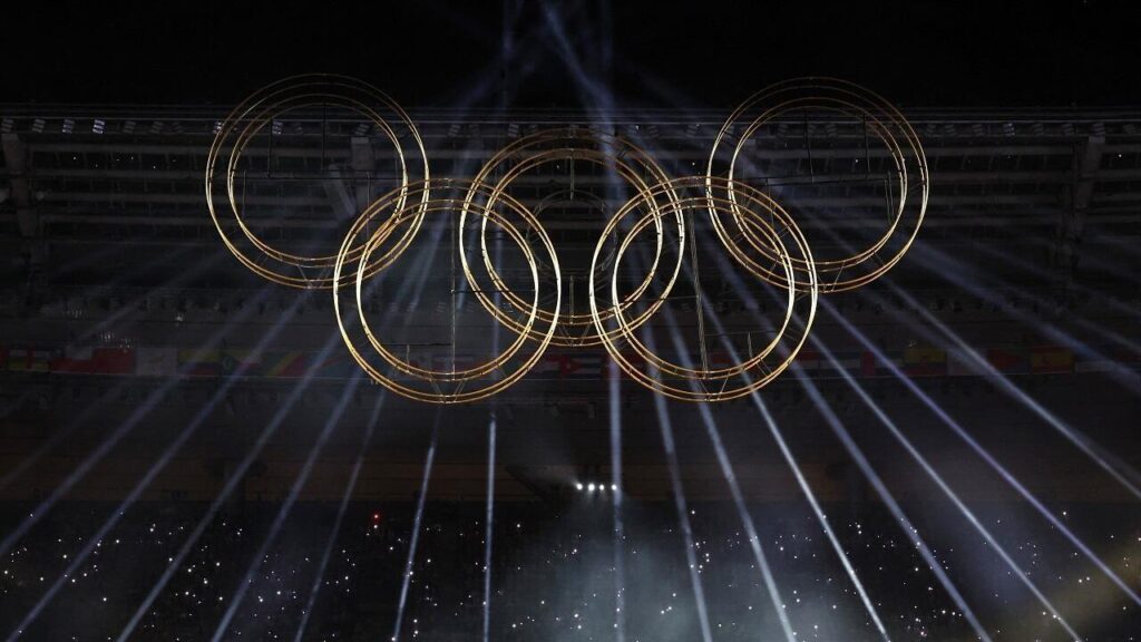Los anillos olímpicos en el cielo del Estadio de Francia durante la ceremonia de clausura de los Juegos Olímpicos de Verano el 11 de agosto de 2024. REUTERS – Gonzalo Fuentes