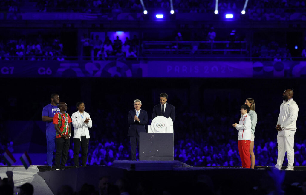 El presidente de París 2024, Tony Estanguet, y el presidente del Comité Olímpico Internacional (COI), Thomas Bach, pronuncian discursos durante la ceremonia de clausura. © REUTERS – Phil Noble